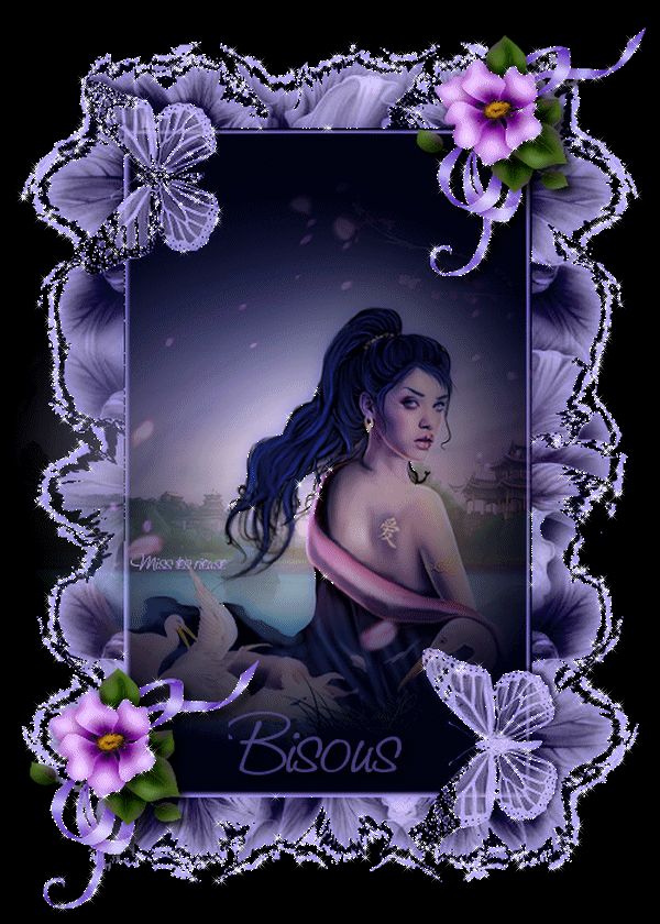 "Bisous" - Femme au tatouage asiatique sur l'épaule...