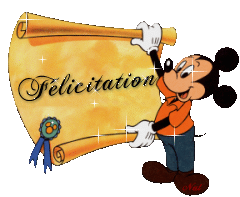 "Félicitations"  sur un parchemin tenu par Mickey...