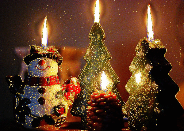 Des bougies de Noël: Bonhomme de neige et sapins...