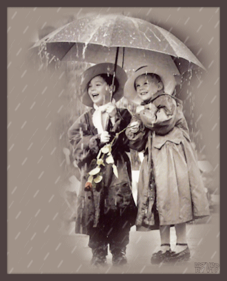 Couple d'enfants sous une pluie battante...